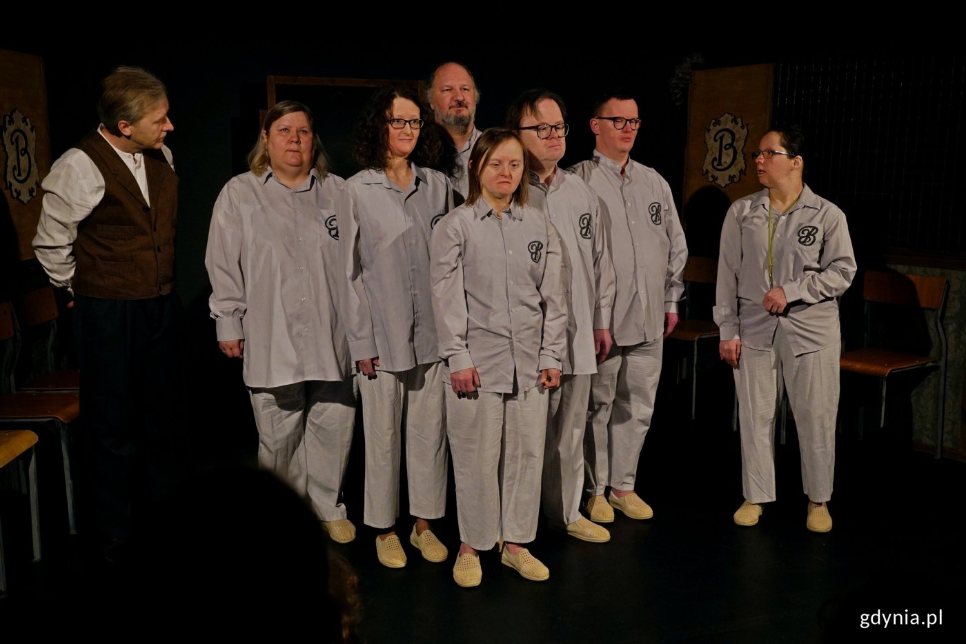 Zdjęcie ze spektaklu „Instytut Pana B.” Teatru Biuro Rzeczy Osobistych w reżyserii Zbigniewa Biegajły (fot. Magdalena Czernek)