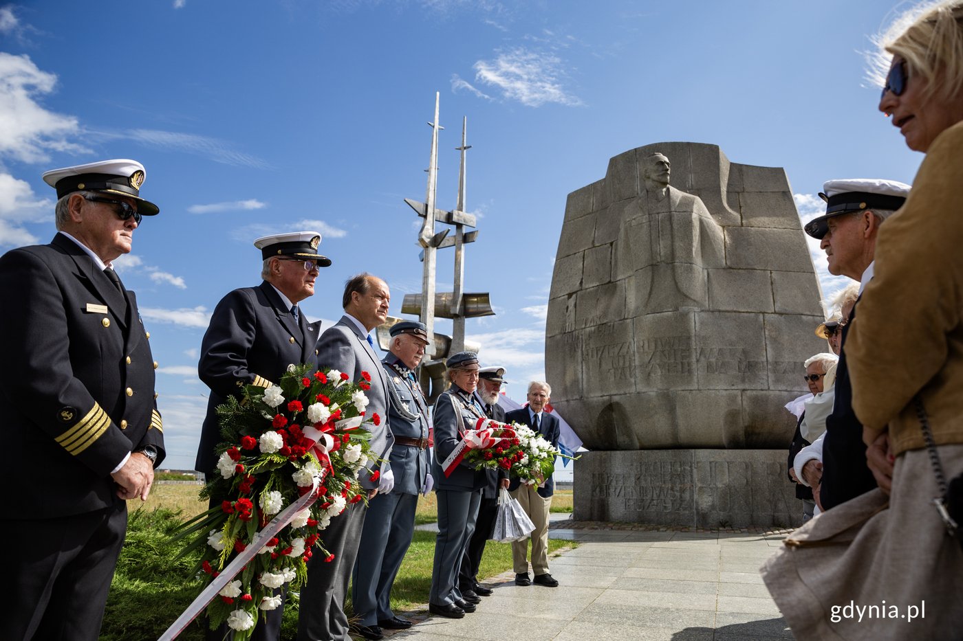 Spotkanie w 99. rocznicę śmierci Josepha Conrada pod jego pomnikiem na molo Południowym. Fot. Przemysław Kozłowski