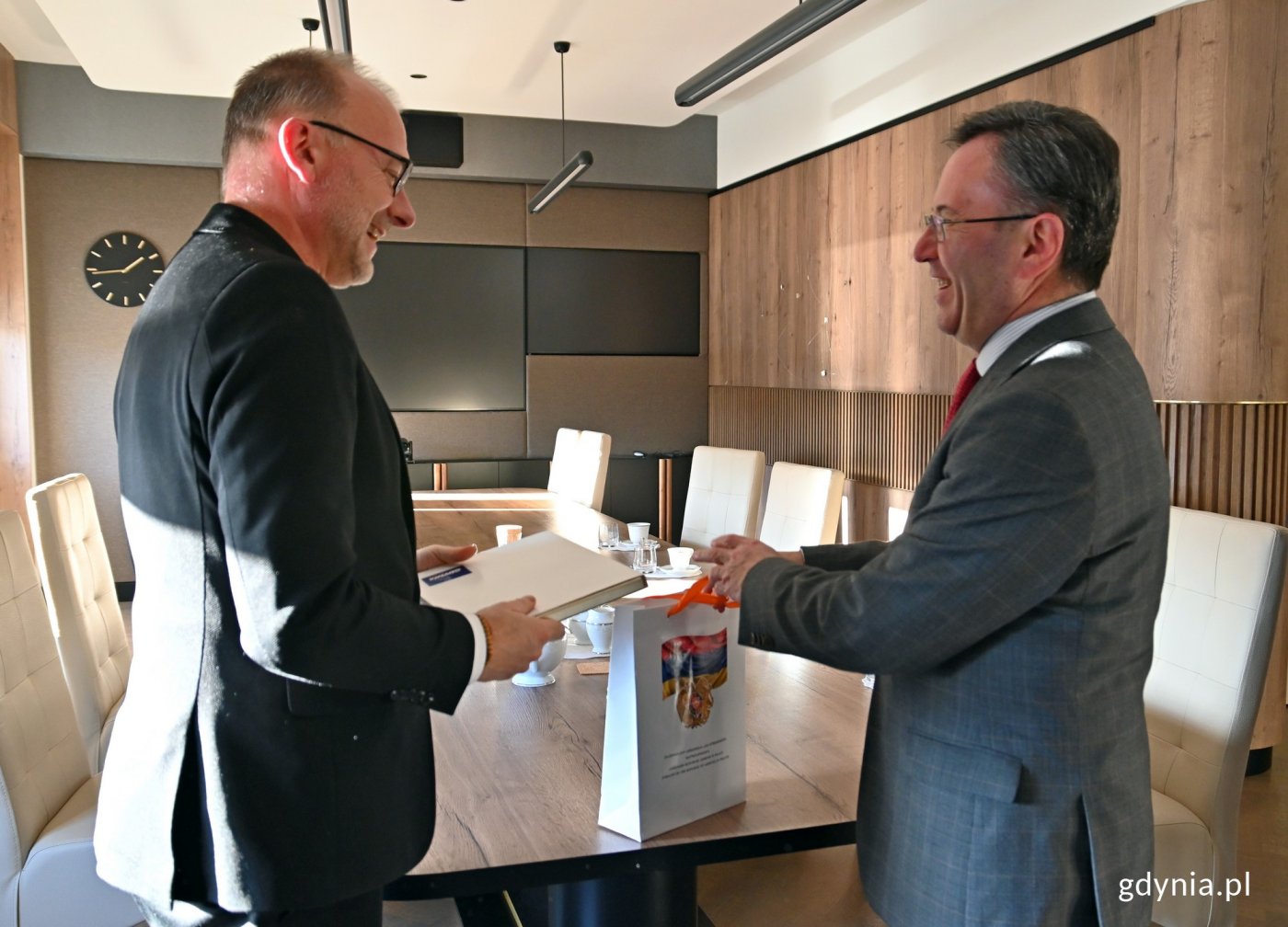 Od lewej: wiceprezydent Gdyni Michał Guć i JE Samvel Mkrtchian - ambasador Republiki Armenii w Polsce podczas spotkania w Urzędzie Miasta Gdyni // fot. Magdalena Czernek