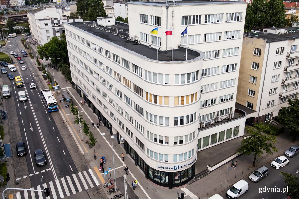 Przedwojenny biurowiec ZUS, dziś budynek Urzędu Miasta Gdyni przy ul. 10 Lutego 24. Fot. Konrad Maćkowiak