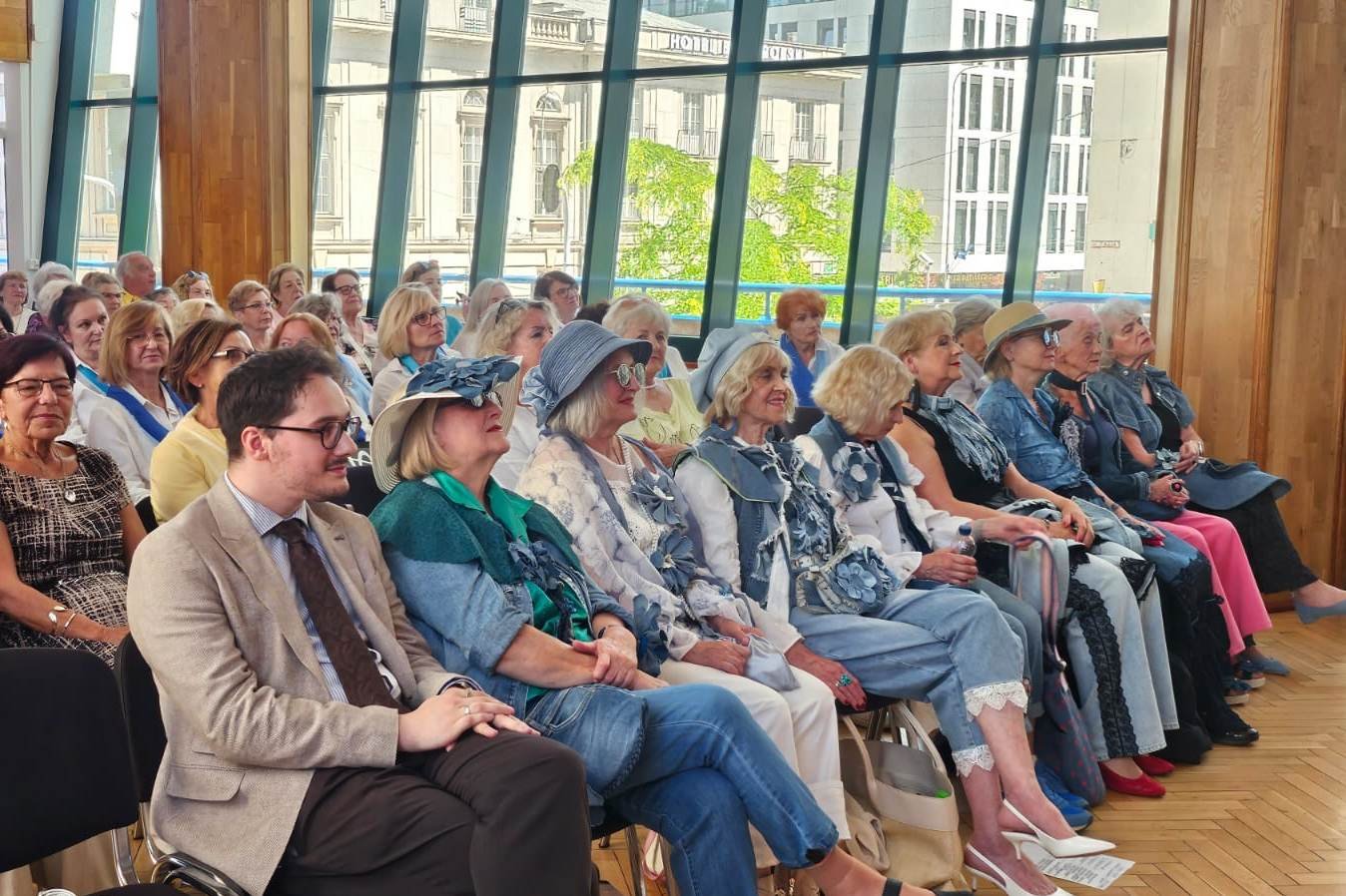 Seniorzy i goście obecni na zakończeniu roku akademickiego 2025/2026 Gdyńskiego Uniwersytetu Trzeciego Wieku (fot. Małgorzata Kełpin)