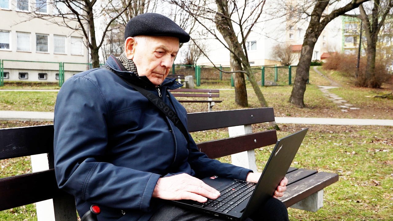 Edward Halarewicz z Gdyni ma 93 lata i samodzielnie składa od lat zeznania podatkowe. W tym roku samodzielnie rozliczył zeznanie za 2022 rok. Komputery i nowoczesna technologia nie stanowią dla 93-latka najmniejszego problemu. Fot. Piotr Miszczyk