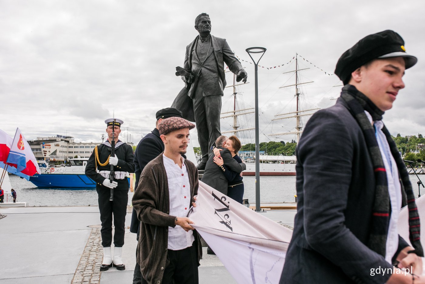 Serdeczny uścisk prezydenta Gdyni Wojciecha Szczurka i wnuczki Tadeusza Wendy Hanny Wenda-Uszyńskiej, którzy odsłonili pomnik Tadeusza Wendy na Molo Rybackim. Fot. Karol Stańczak