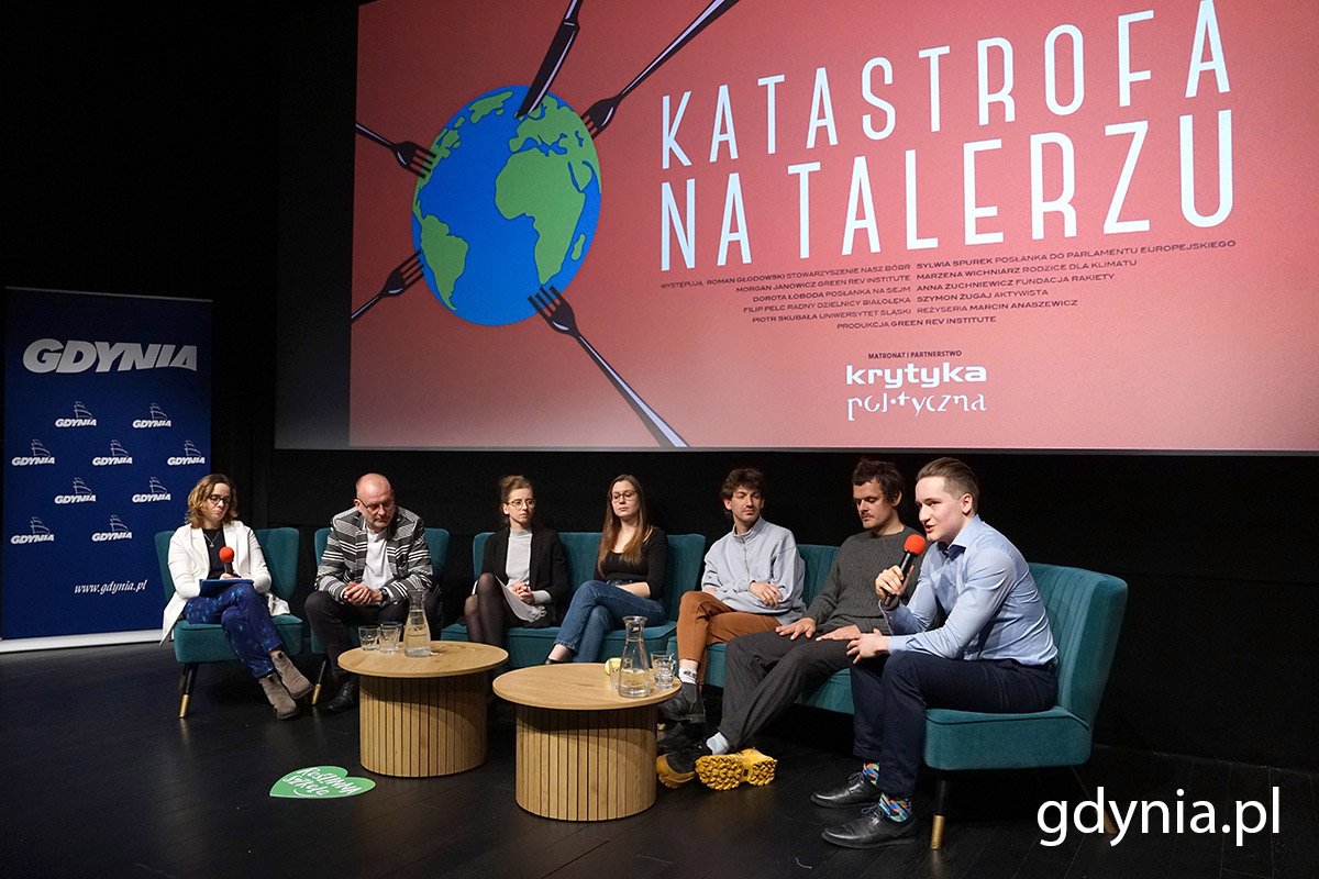 Panel dyskusyjny po premierze filmu „Katastrofa na talerzu”, w którym wzięli udział od lewej: Agata Lewandowska, kierowniczka Referatu Adaptacji do Zmian Klimatu w Wydziale Środowiska, Michał Guć, wiceprezydent Gdyni ds. innowacji, Marika Domozych, radna Rady Miasta Gdyni, Ewelina Magdziak, dietetyczka, Sebastian Kulis i Robert Ropel z 