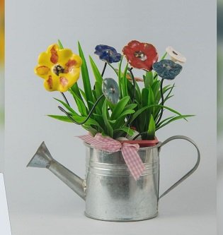 Malowniczy świat kwiatów i owadów w ceramice
