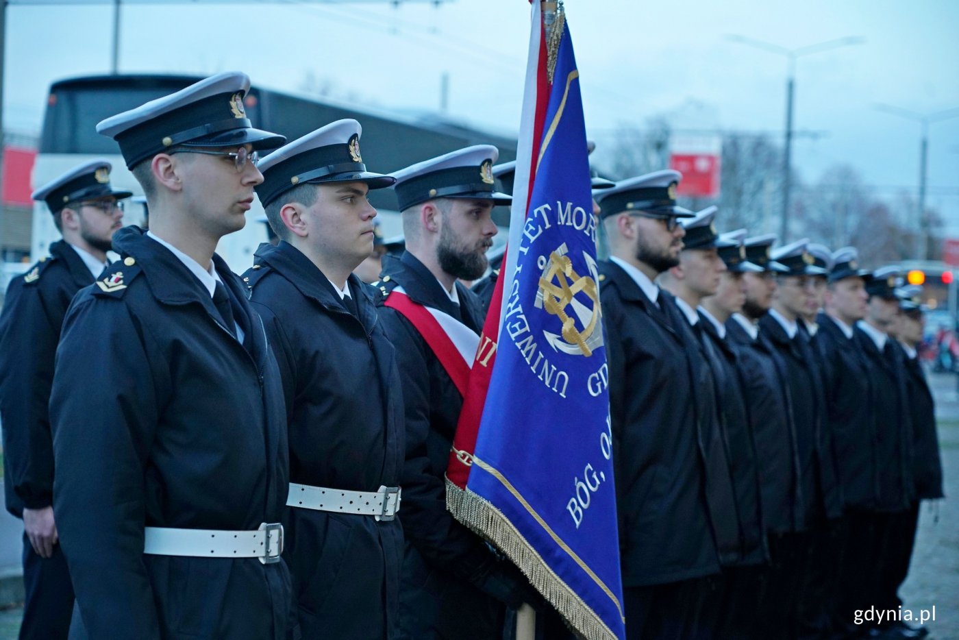 Kompania Reprezentacyjna Uniwersytetu Morskiego i poczet sztandarowy podczas apelu pamięci z okazji święta Uniwersytetu Morskiego (fot. Magdalena Czernek)