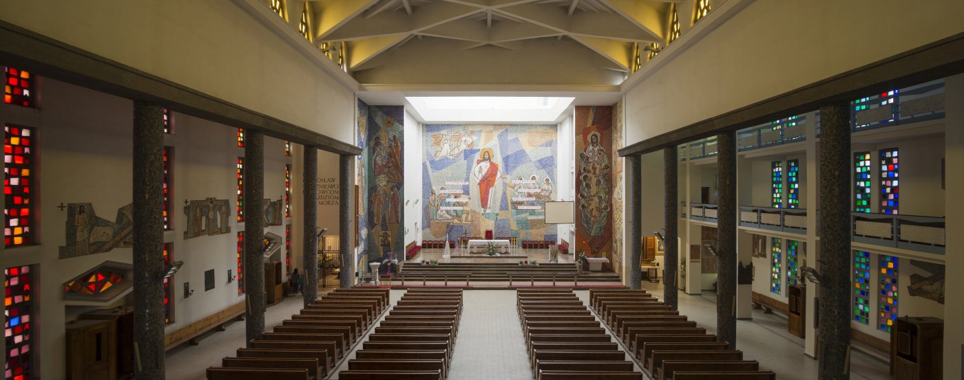 Nawa główna oraz prezbiterium, monumentalna mozaika zaprojektowana przez Bogumiła Marszala w 1968 r., nad prezbiterium umieszczono przeszkloną latarnię, która oświetla tą część kościoła naturalnym światłem, fot. Bartłomiej Ponikiewski