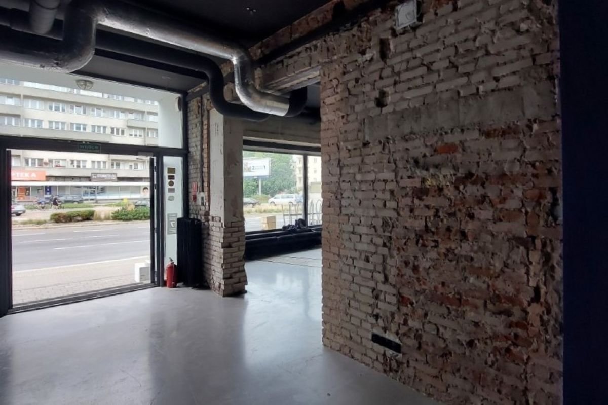 Lokal przy ul. Abrahama 64 w Gdyni czeka na nowego najemcę (fot. investgdynia.pl)