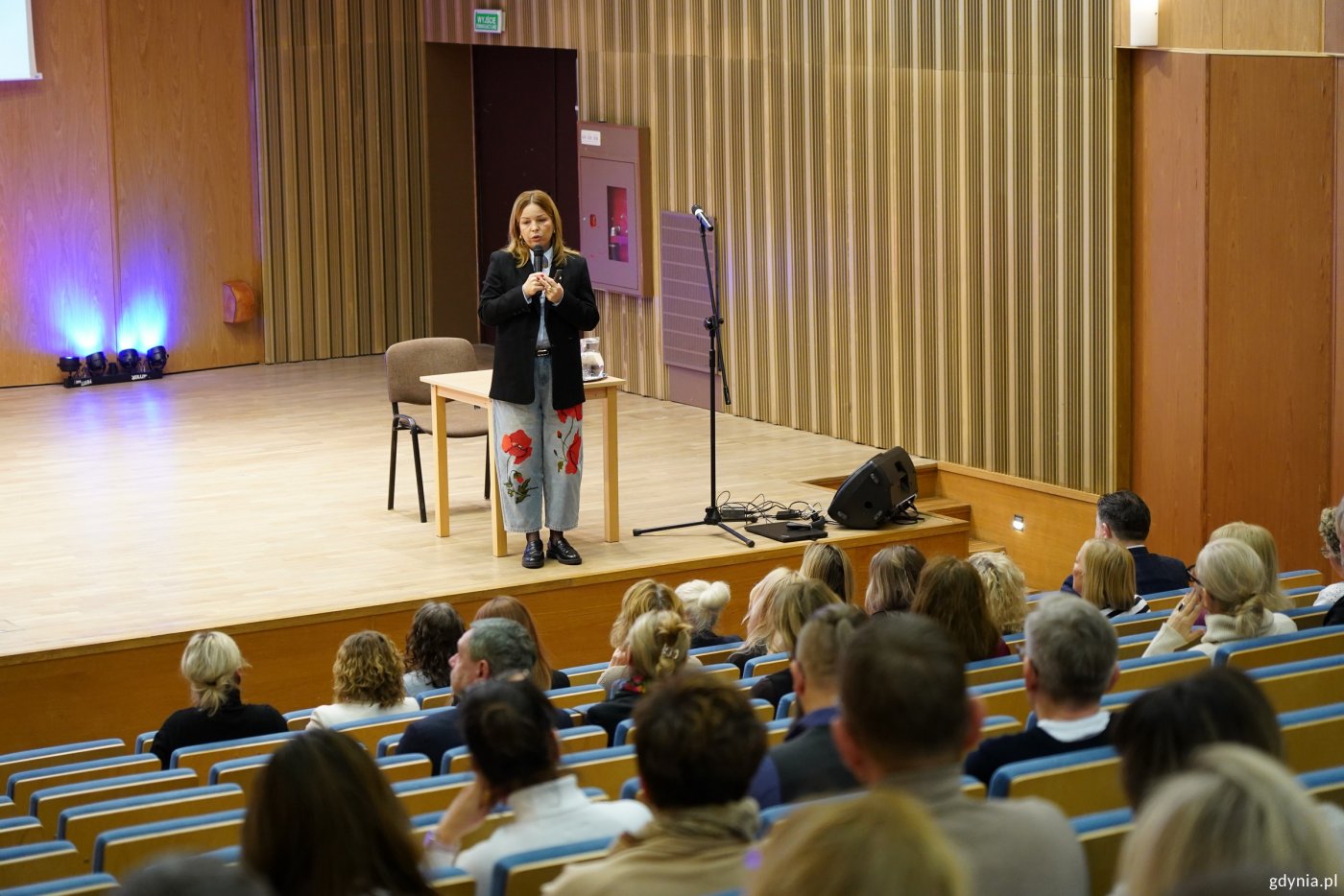 Spotkanie z kadrą zarządzającą gdyńską oświatą prowadzi Oktawia Gorzeńska, wiceprezydentka Gdyni (fot. Magda Śliżewska)