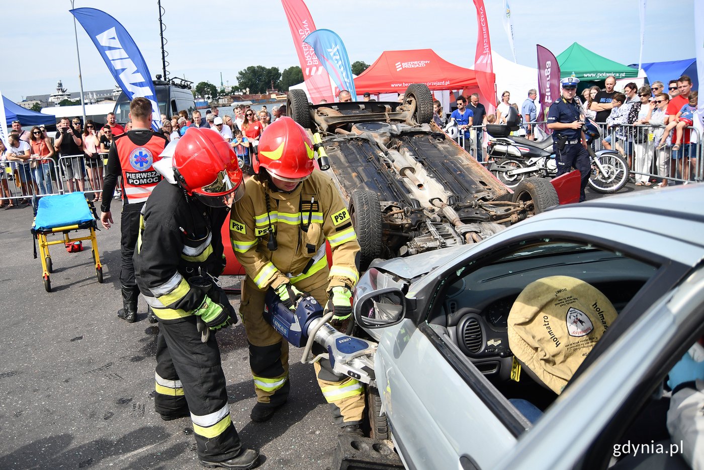 Symulacja akcji ratowniczej po wypadku drogowym w ramach 14. Moto Safety Day w Gdyni // fot. Michał Puszczewicz