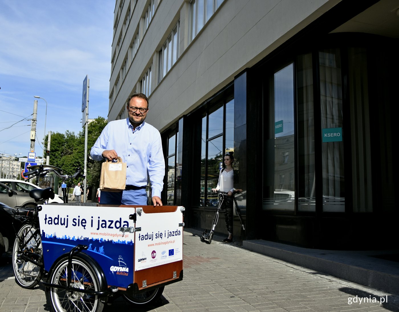 We wtorkowy poranek rowerowe śniadania rowerem towarowym rozwoził m.in. wiceprezydent Gdyni ds. rozwoju, Marek Łucyk, fot. Kamil Złoch