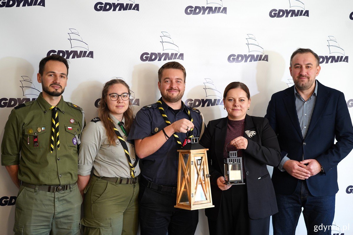 Harcerze z ZHP Gdynia przekazali światło z Betlejem w ręce prezydent Aleksandry Kosiorek i wiceprezydenta Tomasza Augustyniaka (fot. Magda Śliżewska)