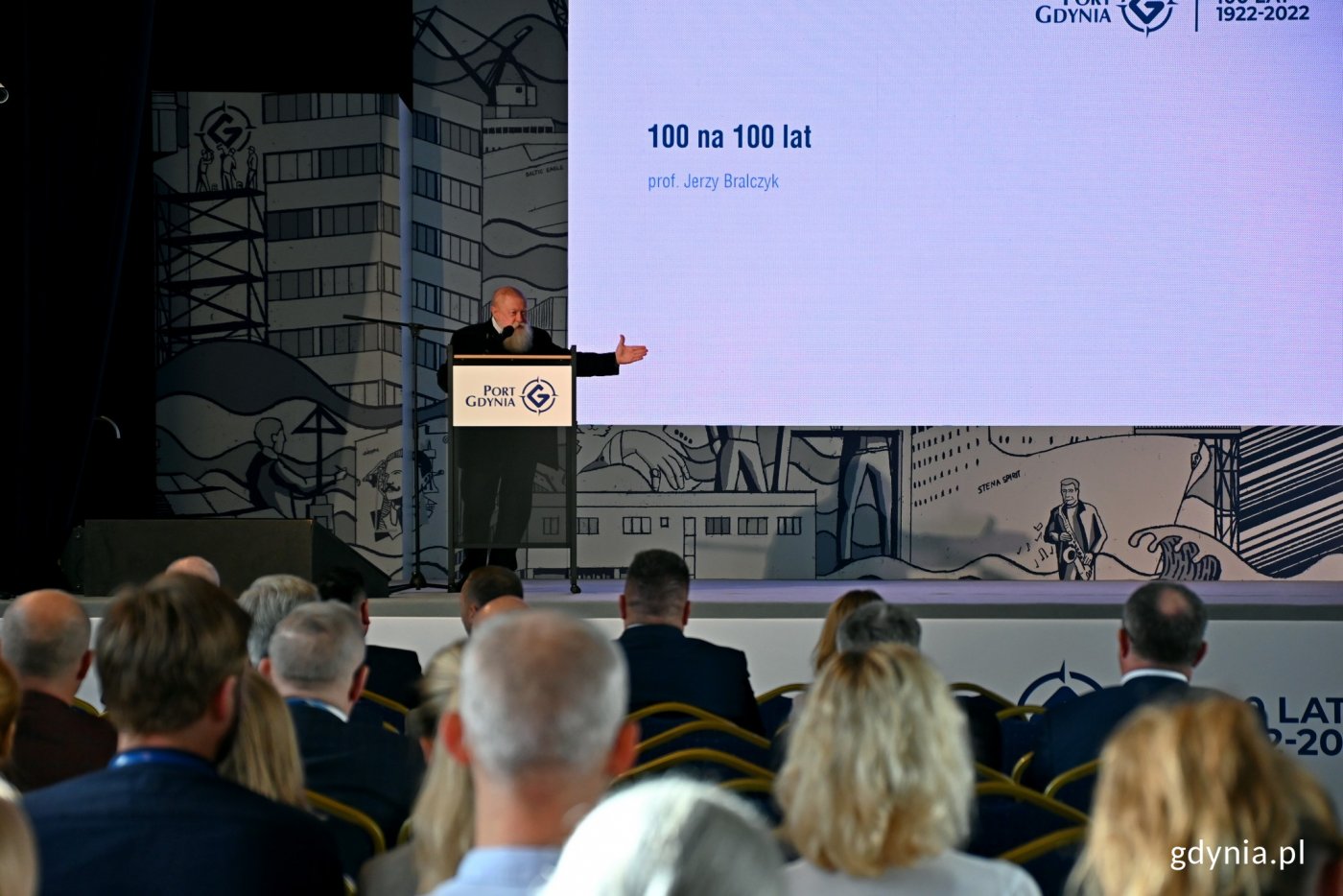 Profesor Jerzy Bralczyk wygłosił prelekcję inauguracyjną podczas Kongresu Gospodarki Morskiej Portu Gdynia im. Tadeusza Wendy // fot. Magdalena Czernek