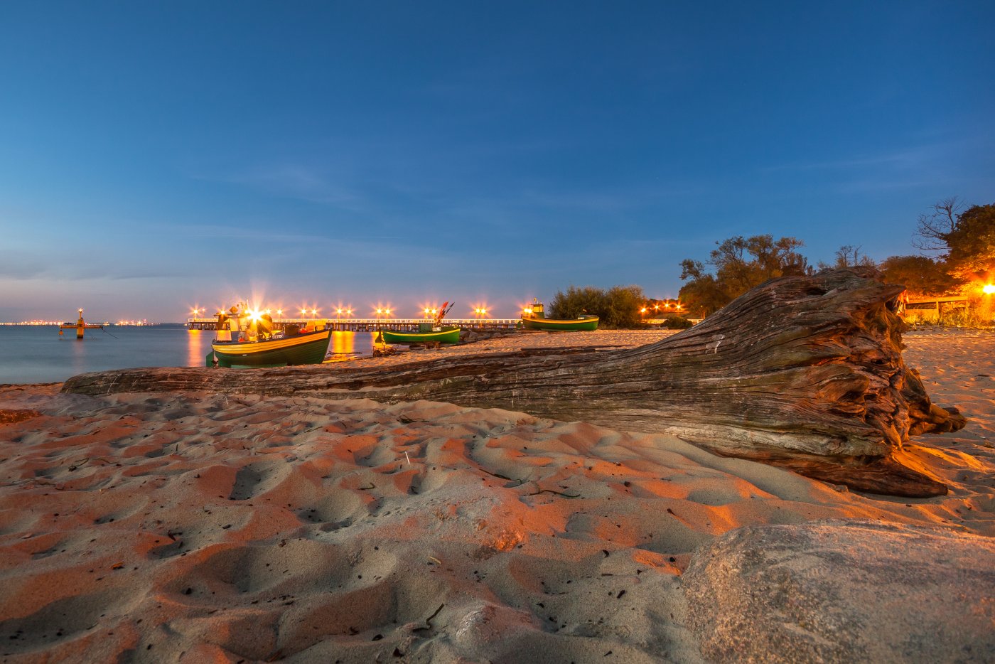 Czy może być coś piękniejszego niż widok czystej plaży wieczorem?