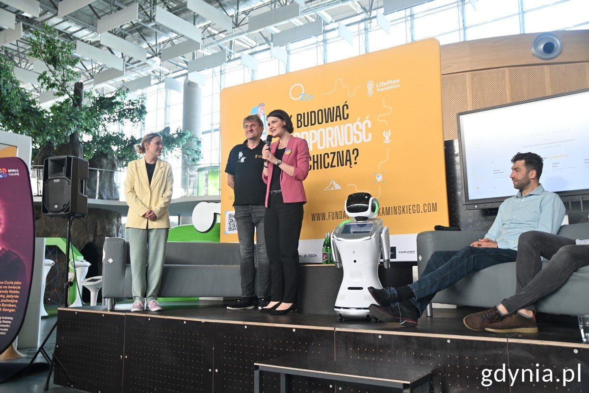 Marek Kamiński (na zdjęciu, drugi od lewej) zakończył w Gdyni swój projek w towarzyszenie humanoidalnego robota NOE. Obok Katarzyna Gruszecka-Spychała, wiceprezydent Gdyni ds. gospodarki, fot. Magdalena Śliżewska