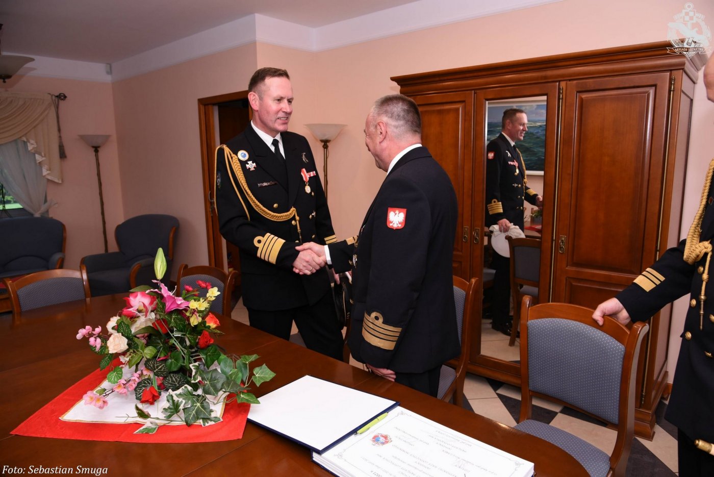 kmdr pil. Waldemar Orliński - nowy dowódca 43. Bazy Lotnictwa Morskiego w Gdyni (po lewej) odbiera gratulacje od kmdr pil. Andrzeja Szczotki - dowódcy Brygady Lotnictwa Marynarki Wojennej (po prawej) // fot. Sebastian Smuga