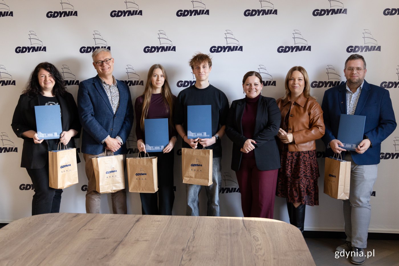 Na zdjęciu m.in.: prezydent Gdyni Aleksandra Kosiorek, wiceprezydentka Gdyni Oktawia Gorzeńska, dyrektor VI LO Tomasz Ogrodnik, laureaci konkursu Explory Laura Grafińska i Tomasz Gierka (fot. Natalia Kawalerowicz)