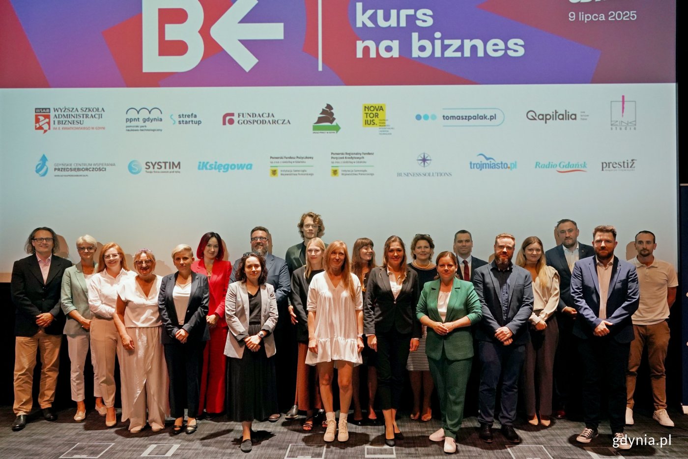 Wspólne zdjęcie laureatek, finalistów i członków jury konkursu „Kurs na biznes” z prezydent Aleksandrą Kosiorek i Tomaszem Augustyniakiem – dyrektorem zarządzającym ds. społecznych Urzędu Miasta Gdyni (fot. Magdalena Czernek)