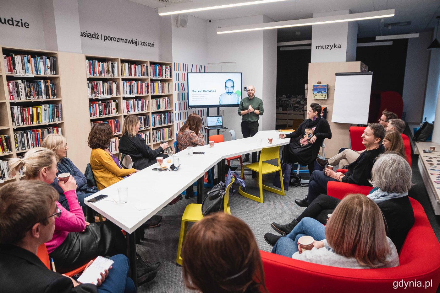 Jeden z warsztatów, które w ramach XIII Kongresi Bibliotek odbyły się w gdyńskiej Bibliotece Śródmieście. W tym przypadku kameralna grupa z całej Polski rozmawiała o tym, jak mocniej zaangażować lokalne społeczności w różne działania dzięki bibliotekom, fot. Kamil Złoch
