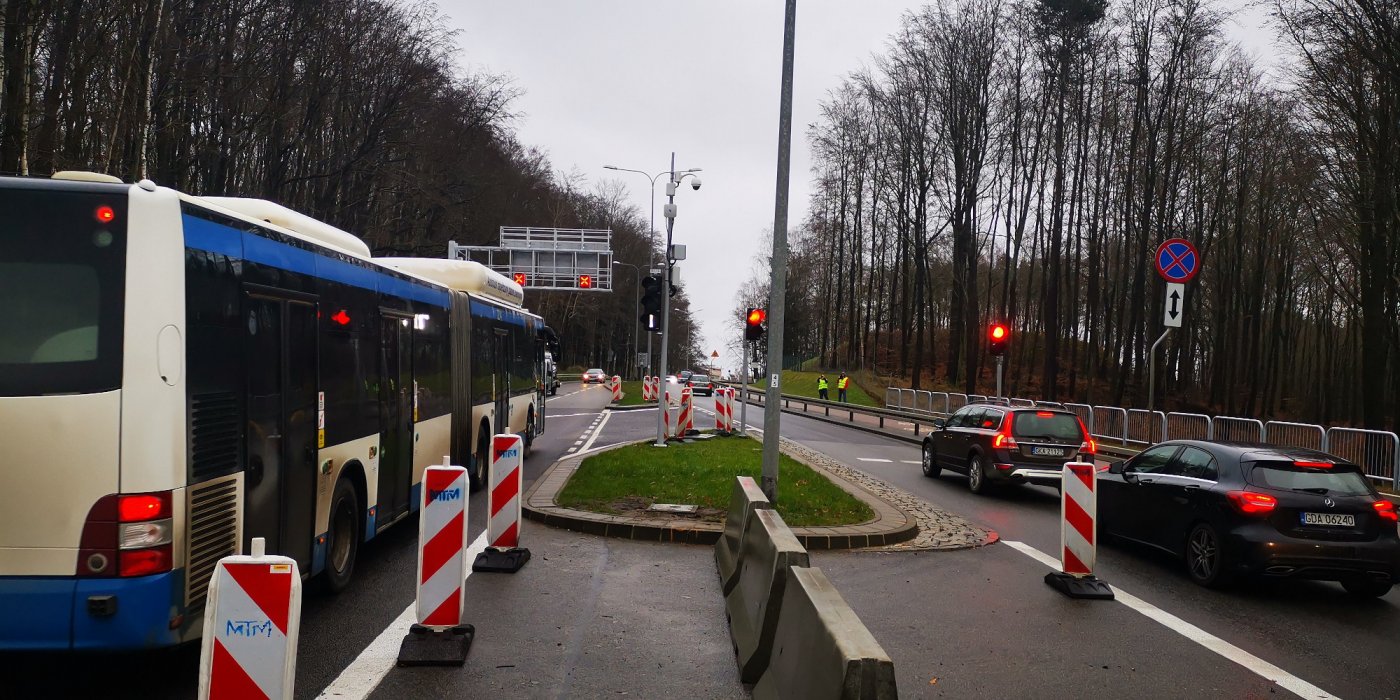 Autobus na kontrapasie/ testy na ulicy Chwarznieńskiej // fot. ZDiZ