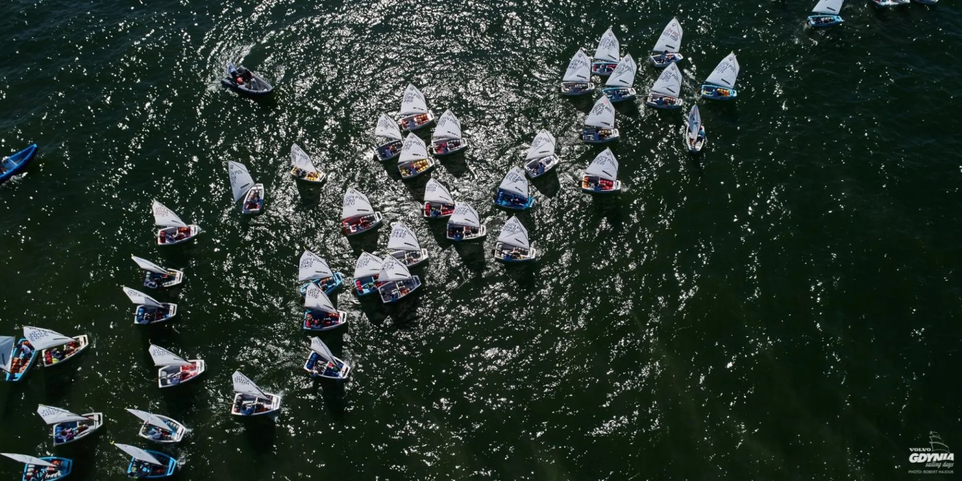 dużo łódek na wodzie - zdjęcie z lotu ptaka (fot. Robert Hajduk)