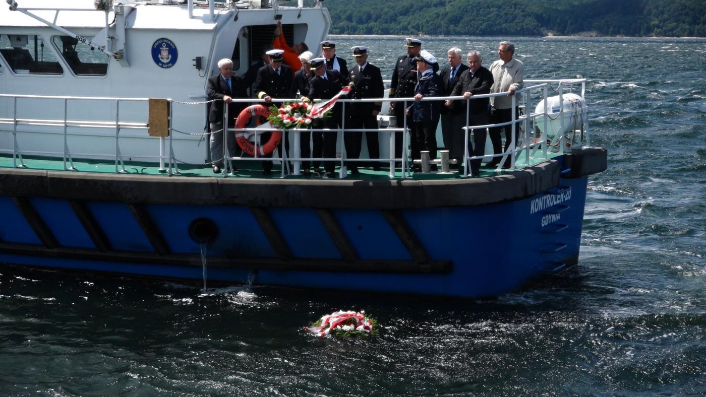 Pamięć o zmarłych uczczono złożeniem do morza patriotycznych wiązanek, fot. Sławomir Okoń