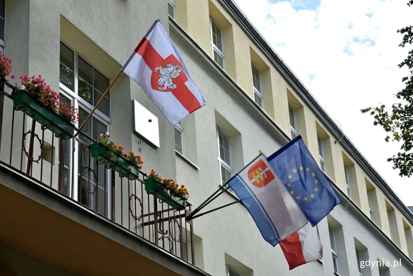 Na znak solidarności na budynku Szkoły Podstawowej nr 10 zawisła biało-czerwono-biała flaga niepodległej Białorusi // fot. Magdalena Czernek