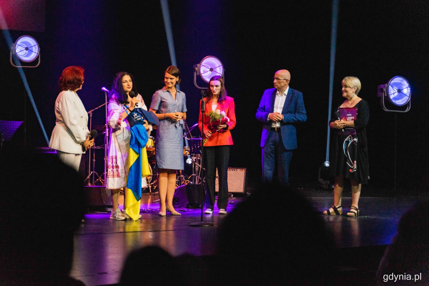 Laura Marti (druga z lewej, z ukraińską flagą) odebrała nagrodę tegorocznego Grand Prix Ladies' Jazz Festival w Gdyni z rąk wiceprezydent Katarzyny Gruszeckiej-Spychały (trzecia z lewej), fot. Kamil Złoch
