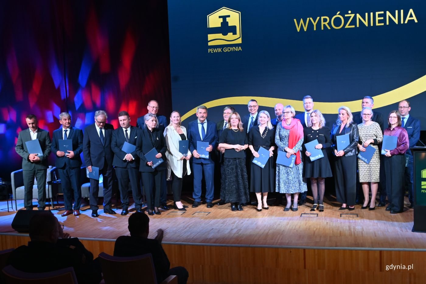 Wyjątkowe wyróżnienia w imieniu prezydent Gdyni Aleksandry Kosiorek wręczyła wiceprezydentka Oktawia Gorzeńska (fot. Magdalena Starnawska)