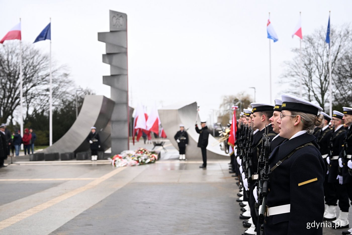 Główne uroczystości z okazji 98. rocznicy nadania Gdyni praw miejskich, które odbyły się przed pomnikiem Polski Morskiej, uświetniła wojskowa asysta honorowa (fot. Michał Puszczewicz)