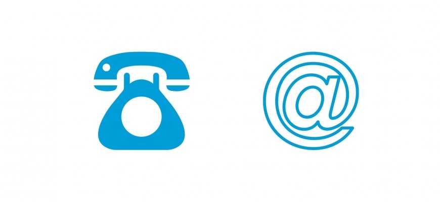Na białym tle błękitny symbol telefonu oraz @