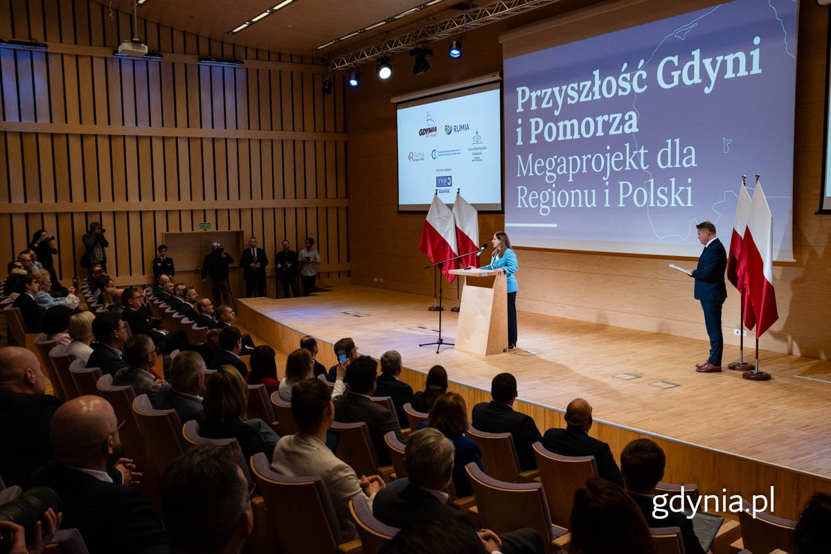 Prezydent Gdyni Aleksandra Kosiorek podczas uroczystego otwarcia konferencji „Przyszłość Gdyni i Pomorza – megaprojekt dla regionu i Polski”, podkreślała jak ważna dla Gdyni, regionu oraz całej Polski jest realizacja projektu Drogi Czerwonej oraz modernizacja Estakady Kwiatkowskiego.