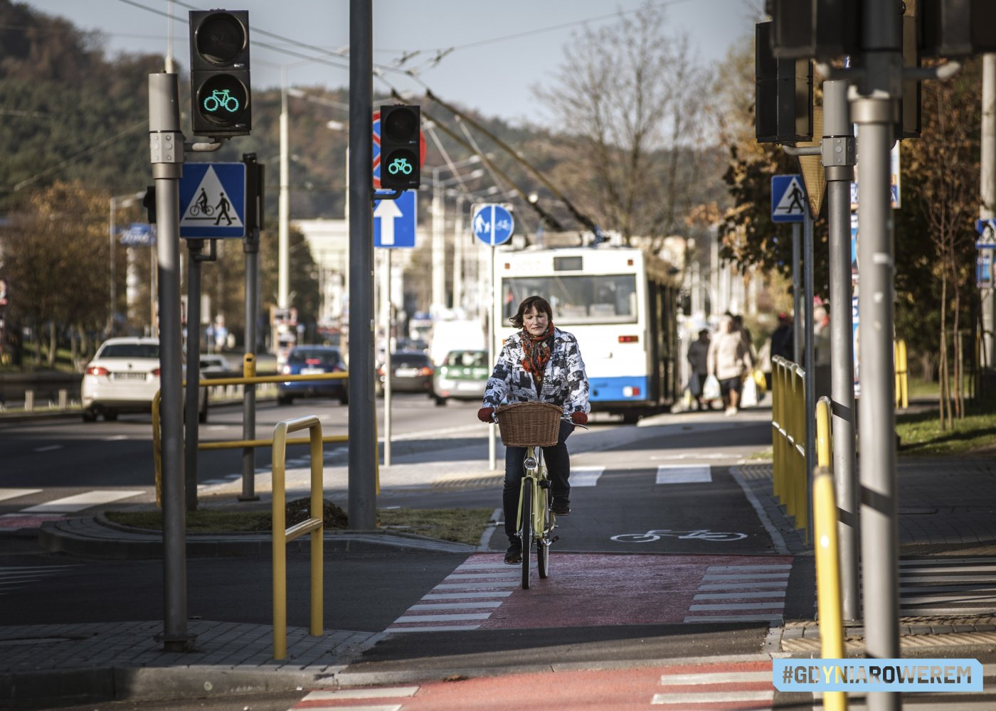 kobieta jadąca na rowerze ścieżkami rowerowymi w Gdyni