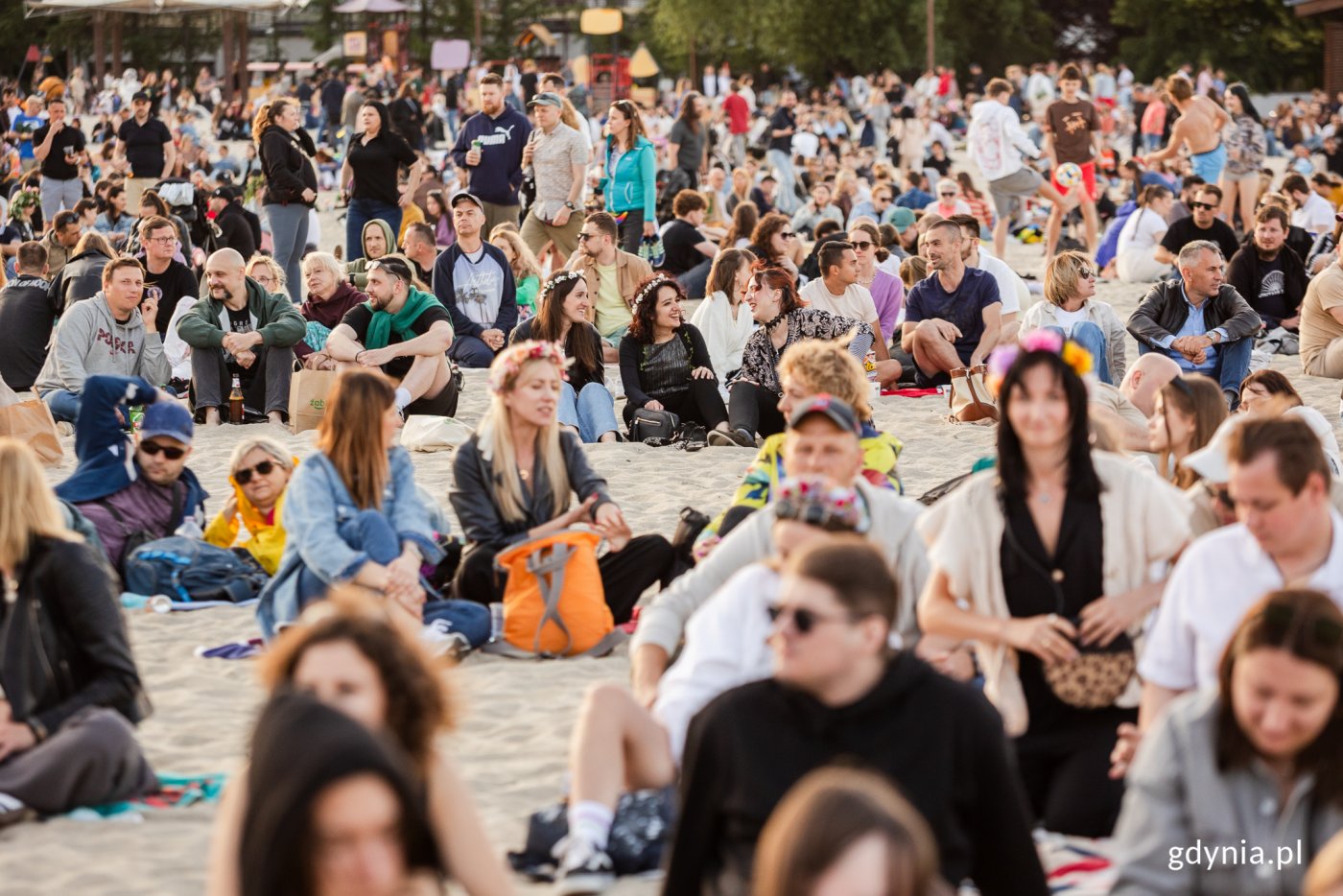 Uczestnicy „Cudawianków” na plaży (fot. Karol Stańczak)