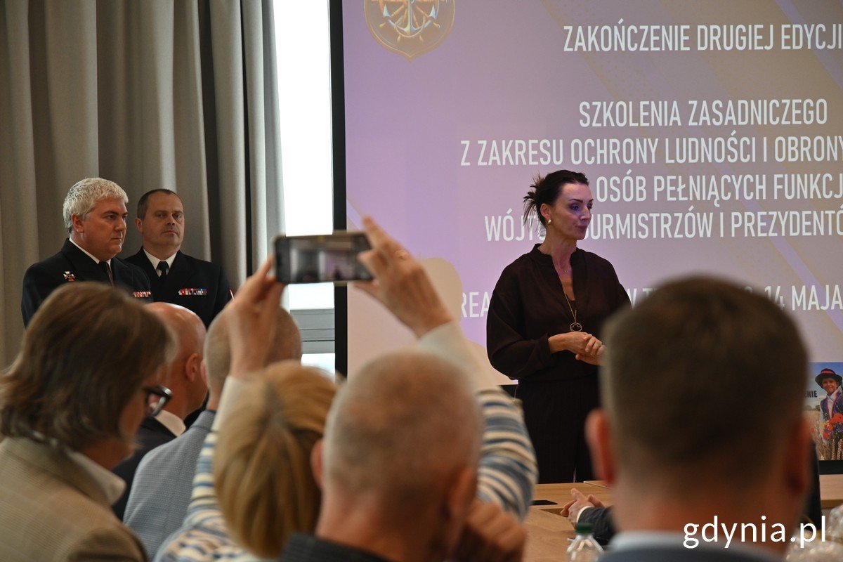 Uczestnikom 2. edycji szkolenia dyplomy wręczyli wojewoda pomorska Beata Rutkiewicz i kmdr dr hab. Wojciech Sokołowski, dziekan Wydziału Dowodzenia i Operacji Morskich AMW (fot. Magda Śliżewska)