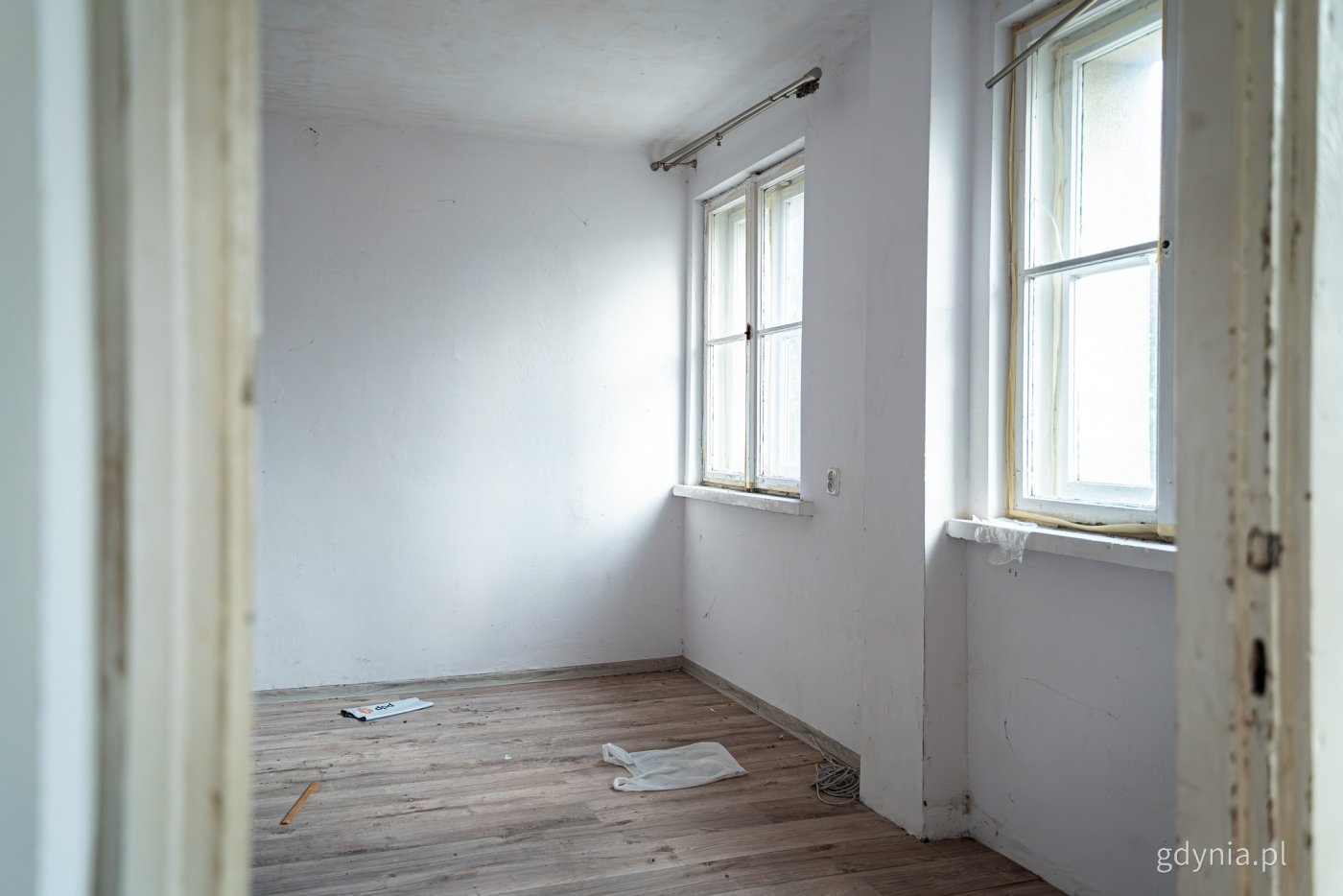 Jedno z mieszkań komunalnych w Gdyni czekających na remont (fot. Kamil Złoch)