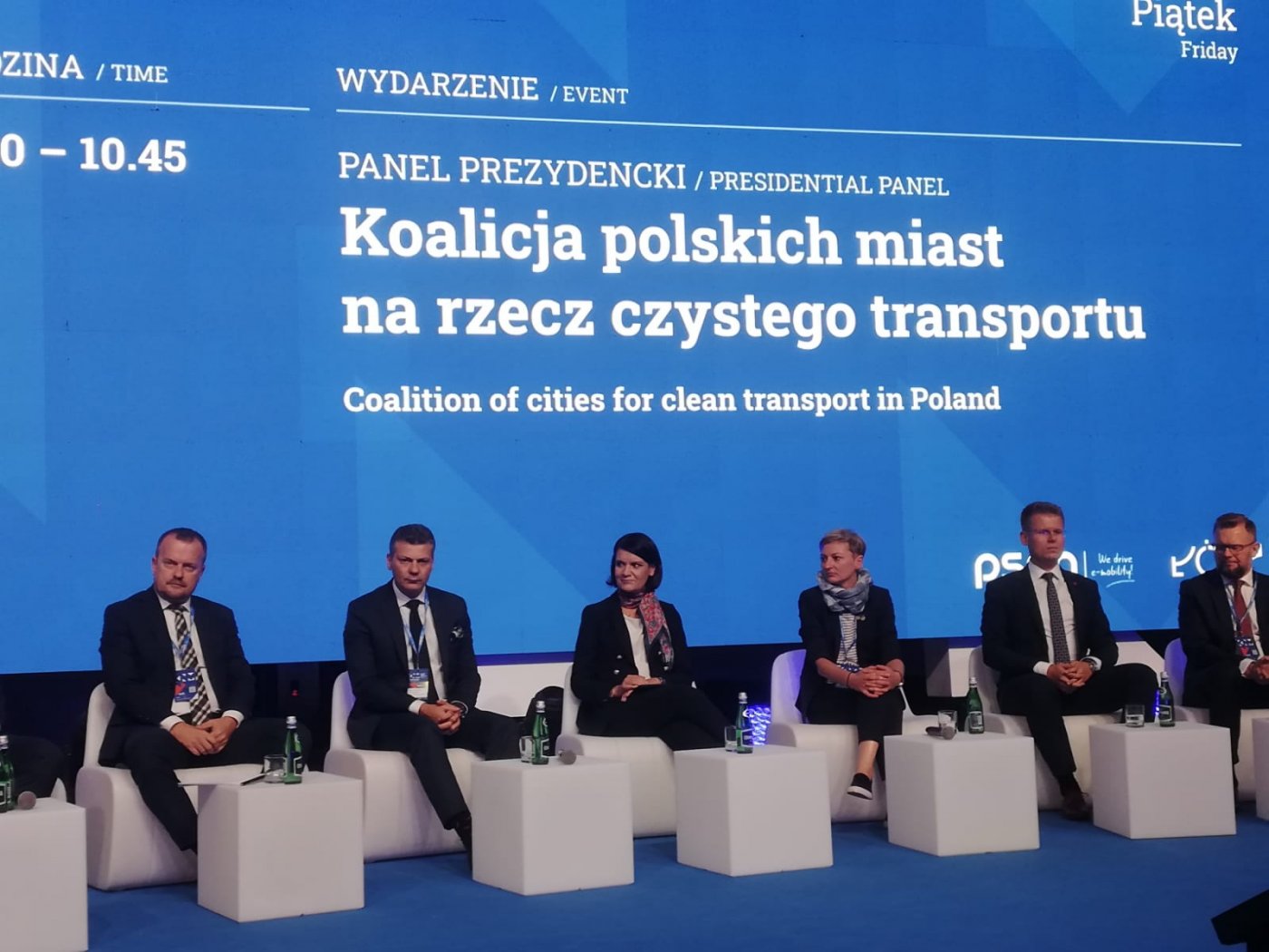 W panelu prezydenckim udział wzięli: Katarzyna Gruszecka-Spychała - wiceprezydent Gdyni, Adam Wieczorek - wiceprezydent Łodzi, Konrad Fijołek - prezydent Rzeszowa, Arkadiusz Chęciński - prezydent Sosnowca, Mariusz Wołosz - prezydent Bytomia, Agata Wojda - zastępca prezydenta Kielc, Mirosław Kozłowicz - zastępca prezydenta Bydgoszczy, Artur Szymczyk - zastępca prezydenta Lublina, Mikołaj Kostka - zastępca prezydenta Ostrowa Wielkopolskiego, Kazimierz Karolczak - przewodniczący Górnośląsko-Zagłębiowskiej Metropolii // fot. Maurycy Rzeźniczak