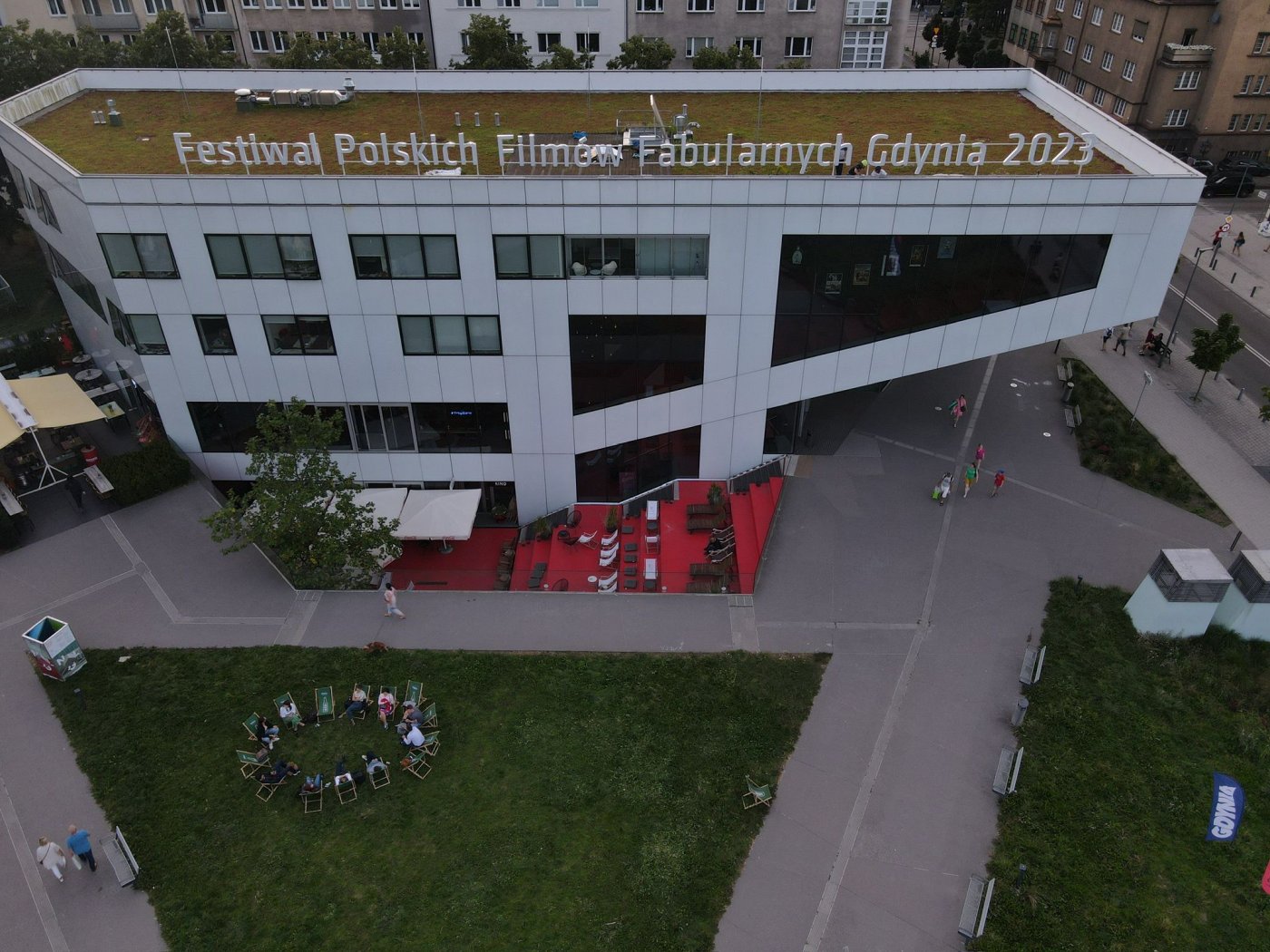 W środę na budynku GCF-u pojawił się napis: Festiwal Polskich Filmów Fabularnych 2023, fot. Konrad Maćkowiak