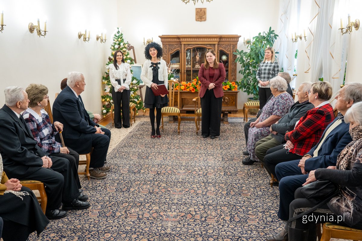12 stycznia 2026 roku w sali ślubów Urzędu Stanu Cywilnego w Gdyni odbyła się wyjątkowa uroczystość, podczas której 16 par świętowało złote gody, czyli 50-lecie pożycia małżeńskiego. Na zdjęciu prezydent Gdyni Aleksandra Kosiorek i Inocenta Nycz, kierownik Urzędu Stanu Cywilnego (fot. Michał Sałata)