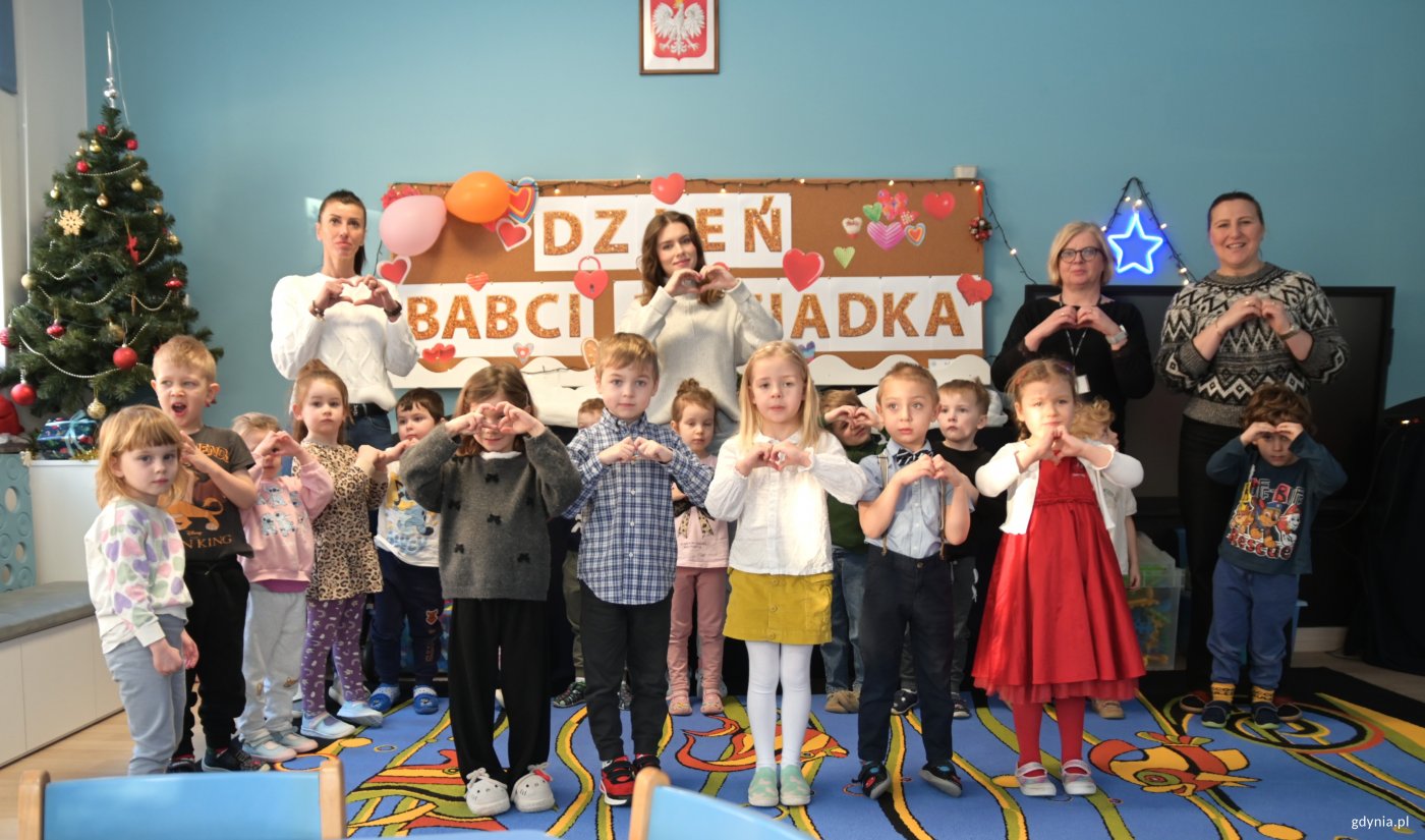 Dzieci z Przedszkola nr 55 pokazują, jak bardzo kochają swoje babcie i swoich dziadków (fot. Aneta Marczak)