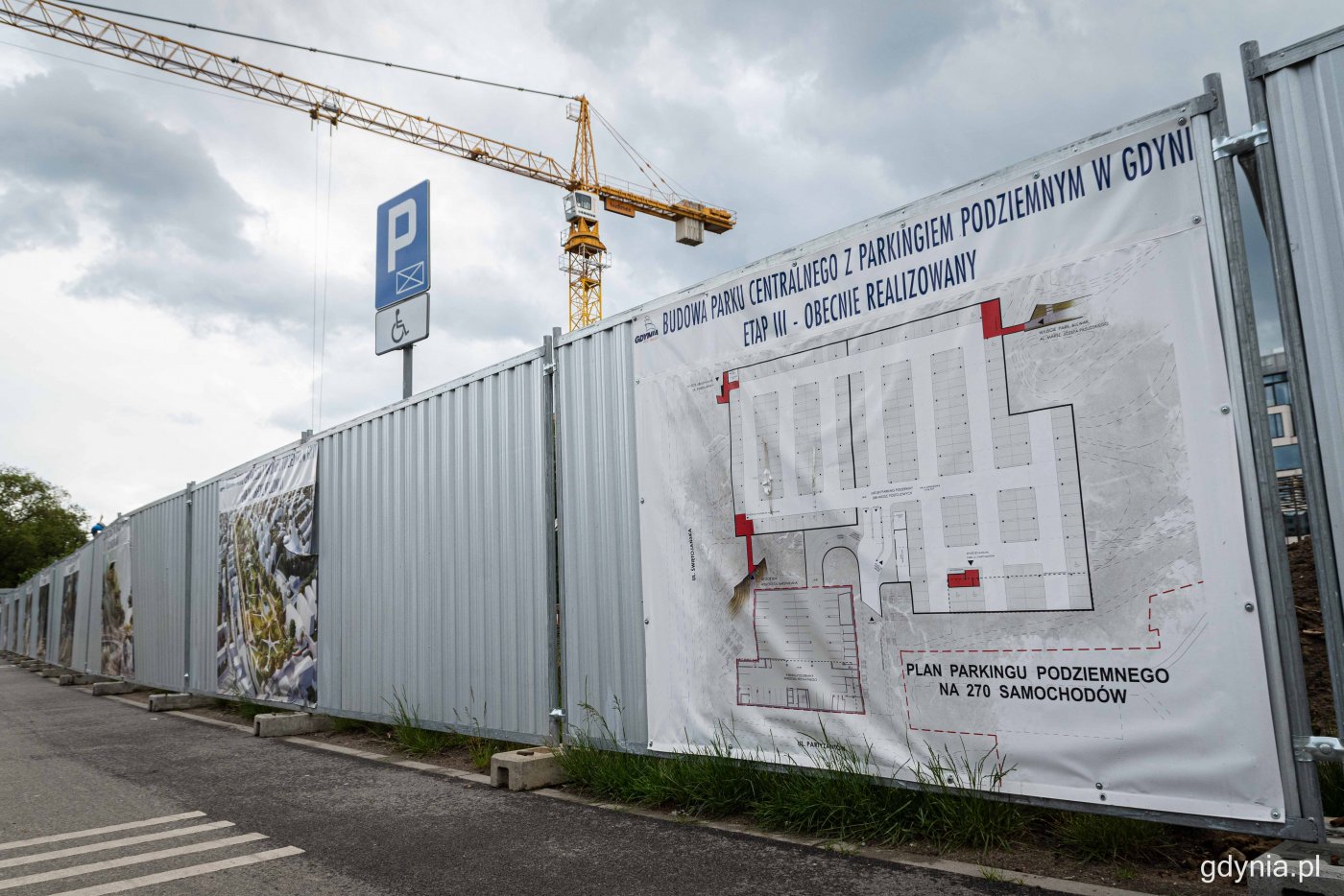 Już w przyszły weekend, 11 i 12 czerwca wykonawca Parku Centralnego odgrodzi parking przed Urzędem Miasta Gdyni, fot. Kamil Złoch