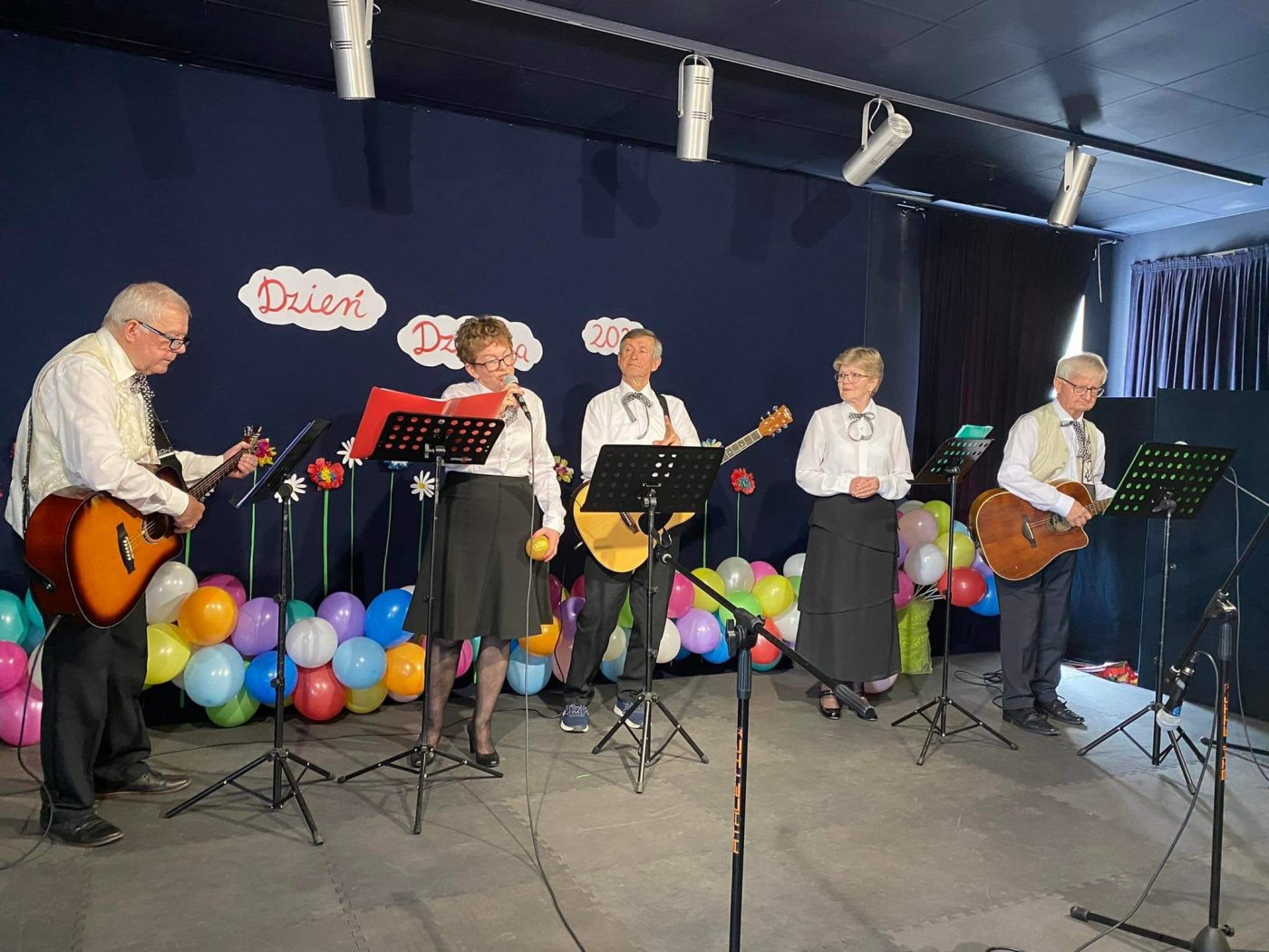Seniorzy z instrumentami na scenie