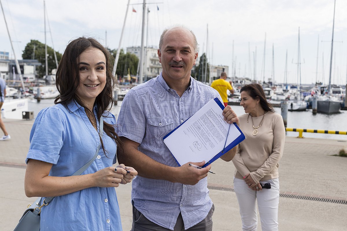 Na zdjęciu od lewej: inicjatorka projektu Save the Sea Ewa Gajewska, prezes zarządu Fundacji Rozwoju Akwarium Gdyńskiego Emil Kuzebski oraz Sylwia Mathea-Chwalczewska, kierownik zespołu obiektów nadmorskich w Gdyńskim Centrum Sportu//mat. pras. Save the Sea