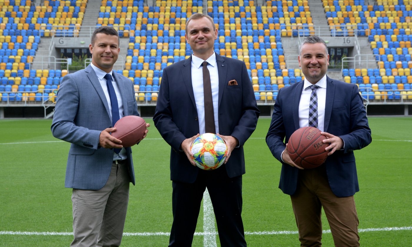 Nowy dyrektor GCS Przemysław Dalecki wraz z zastępcami: Pawłem Brutelem (z prawej) i Tomaszem Cząstką (z lewej) / fot.gdyniasport.pl