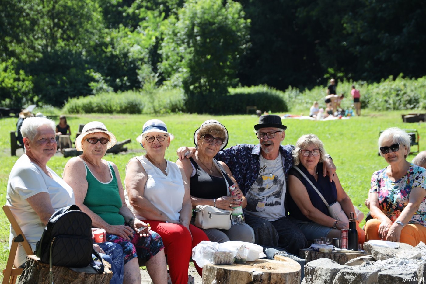 Seniorzy na pikniku na Polance Redłowskiej (fot. Magda Śliżewska)