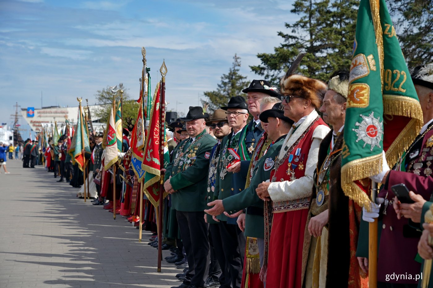Przedstawiciele bractw kurkowych z Polski na Nabrzeżu Pomorskim podczas 90-lecia zaślubin bractw kurkowych z morzem (fot. Magdalena Czernek)