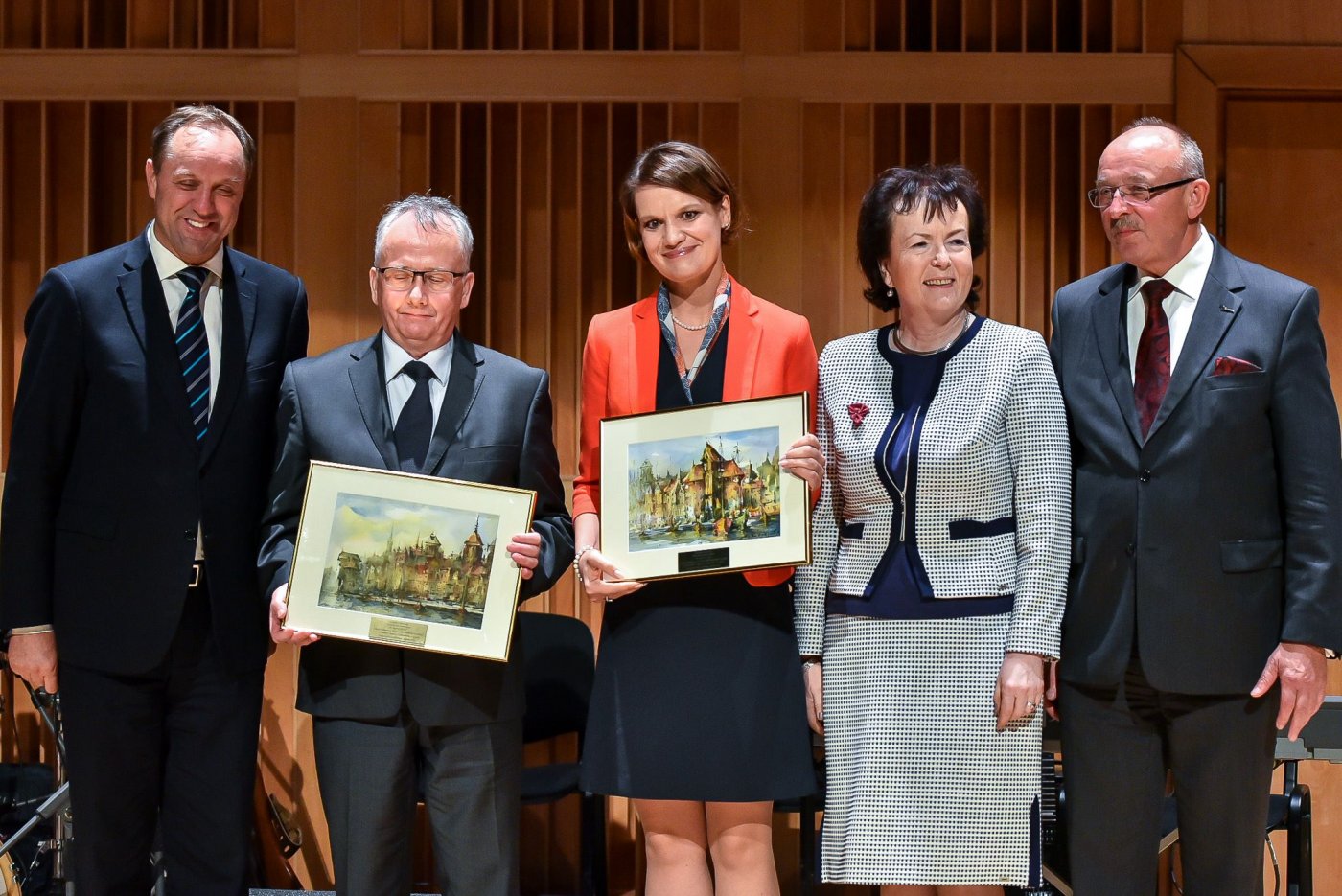 Wiceprezydent Gdyni Katarzyna Gruszecka-Spychała z nagrodą jubileuszową / fot. D.Linkowski