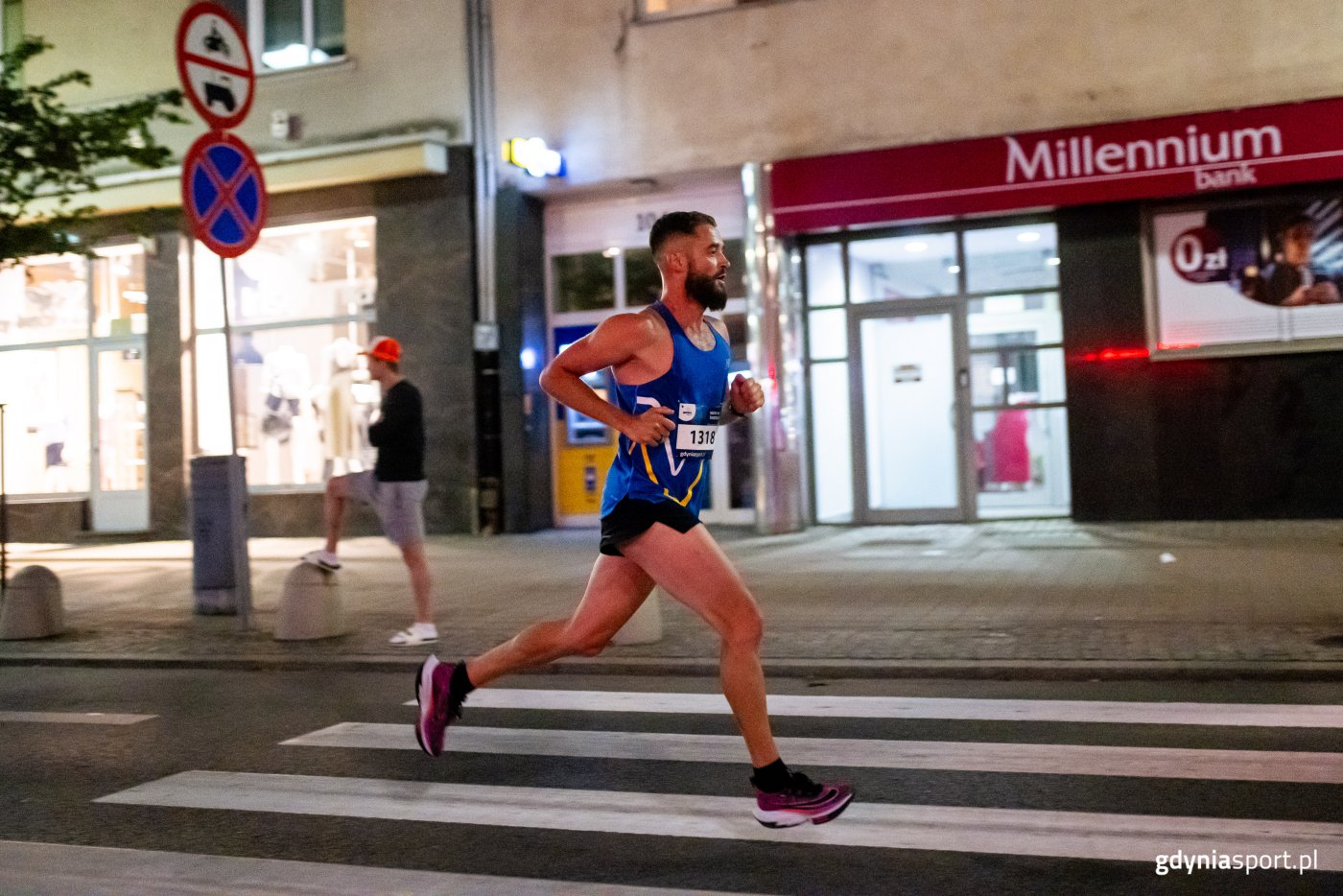 Zawodnik na trasie Nocnego Biegu Świetojańskiego w Gdyni (fot. gdyniasport.pl)