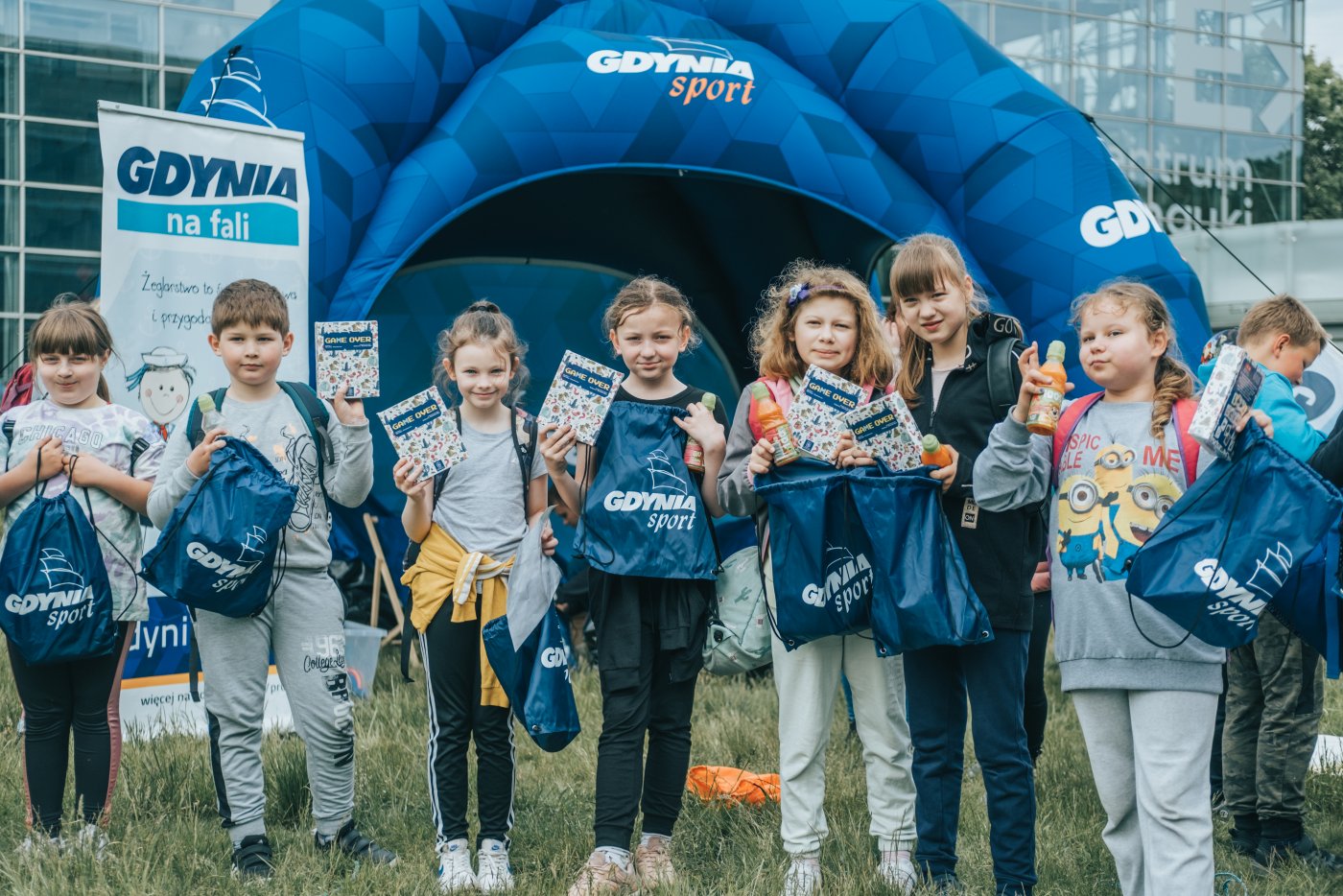 Dzieci przygotowują się do gry terenowej