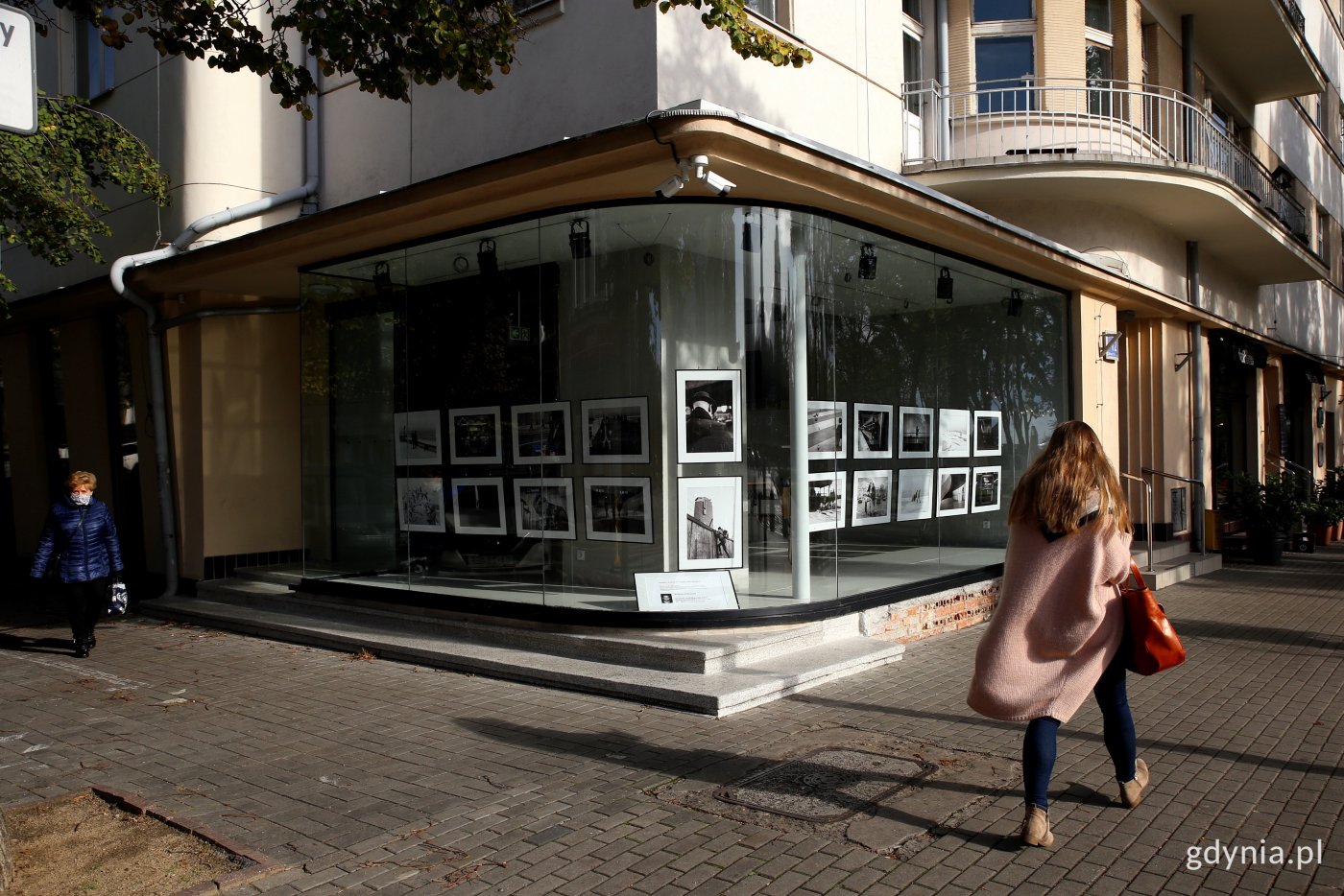 Wystawę można oglądać w witrynie na rogu byłego kina Goplana, fot. Przemysław Kozłowski